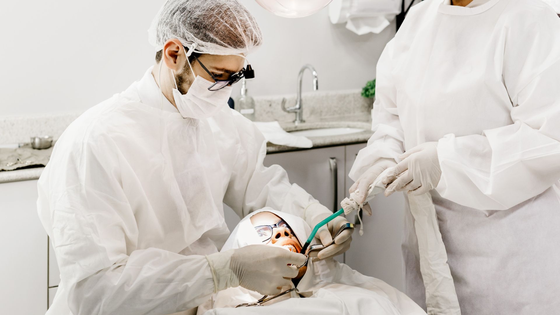 Revisão da aposentadoria do dentista: prazos, tempo insalubre e como corrigir erros do INSS