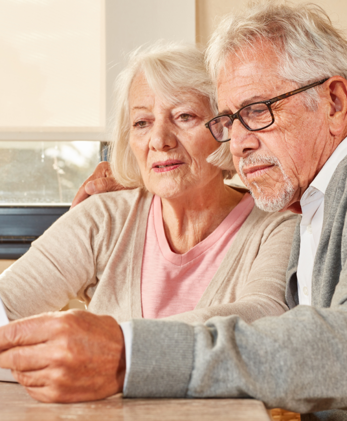 Mora fora do Brasil e recebe aposentadoria do INSS? Sinais de erro no benefício e como pedir revisão sem vir ao país